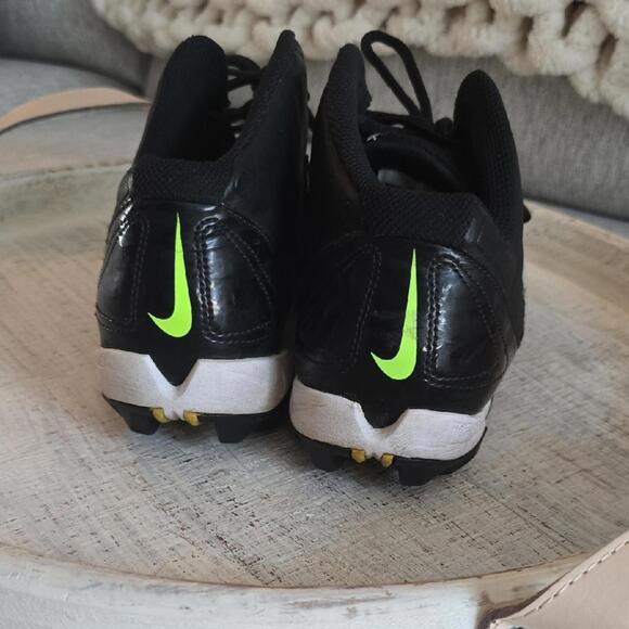 Nike Black and White Alpha Shark Men's Athleticl Shoes - Picture 4 of 7